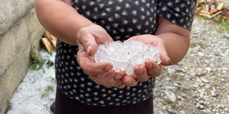 Kapriçot e motit/ E FUNDIT: 30 minuta breshër! Shkatërron gjithçka në këtë zonë të Shqipërisë…