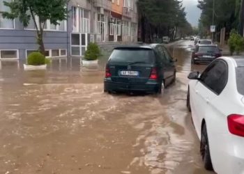 Kapriçot e motit/ E FUNDIT: Reshje shiu e breshër, përmbytje në qytetin…