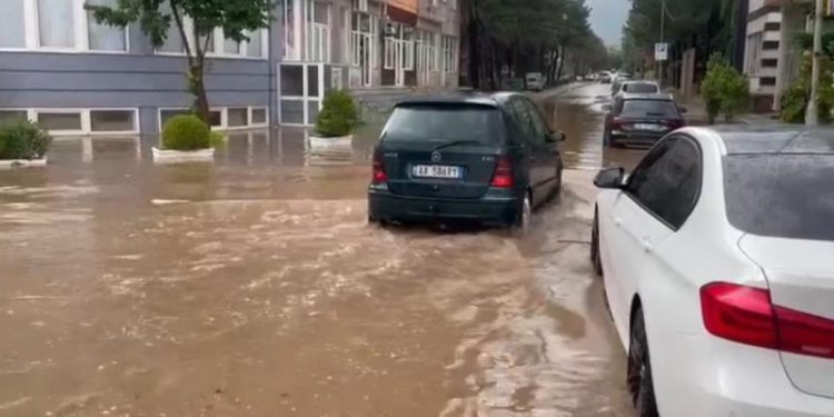 Kapriçot e motit/ E FUNDIT: Reshje shiu e breshër, përmbytje në qytetin…
