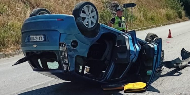 E FUNDIT/ Aksident në Pogradec-Korçë, makina përmbyset në mes të rrugës…