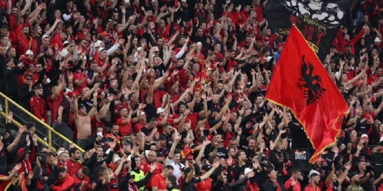 Nuk është ajo e Brojës! Ja fanella kuqezi më e kërkuar në ankand, tifozët paguajnë…