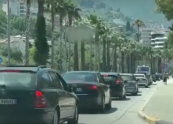 Temperaturat e larta/ Pushuesit “dynden” drejt bregdetit, trafik i rënduar në Vlorë