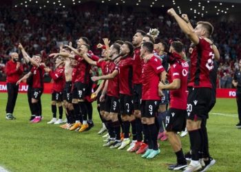 Babai i lojtarit të Kombëtares ‘shpërthen’ me mallkime: Të bënë pabesi! Zoti i shkatërroftë…