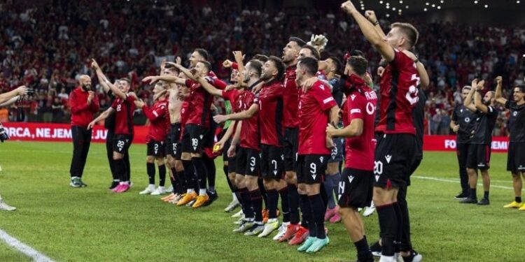 Babai i lojtarit të Kombëtares ‘shpërthen’ me mallkime: Të bënë pabesi! Zoti i shkatërroftë…