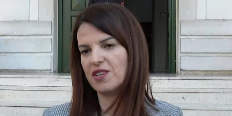 “Ashpërsohet ligji”/ Ministrja paralajmëron “masa të forta” ndaj mjekëve, çfarë pritet…