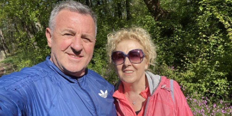 Një muaj pa bashkëshorten, Agron Llakaj i pikëlluar: Po përpëlitem në vuajtje pafund…