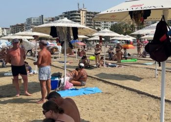 Hapet plazhi publik, vendosen çadra FALAS në kulmin e sezonit veror në qytetin…