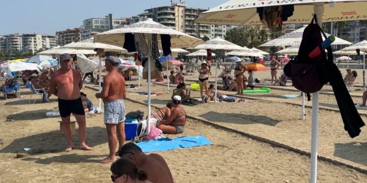 Hapet plazhi publik, vendosen çadra FALAS në kulmin e sezonit veror në qytetin…