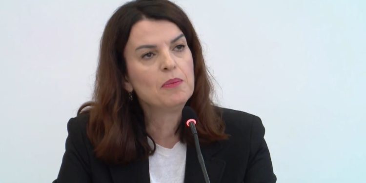 Skandali i “Onkologjikut”/ PD kërkon dorëheqjen, ministrja Koçiu i jep këtë përgjigje…