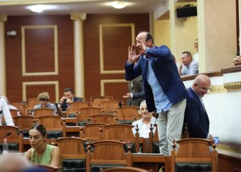 Opozita dhe gomarlliku i fundit në Kuvend/ Dash Sula hip mbi tavolina dhe nis e këndon…