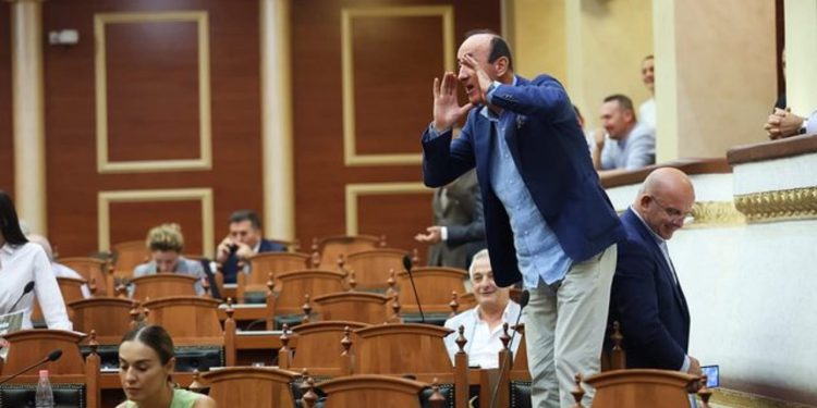 Opozita dhe gomarlliku i fundit në Kuvend/ Dash Sula hip mbi tavolina dhe nis e këndon…