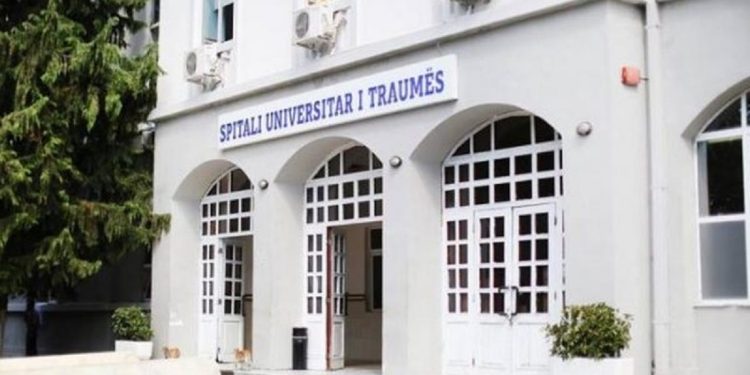 Mjekët “duar artë”/ Realizohet me sukses ndërhyrja e vështirë në Spitalin e Tiranës…