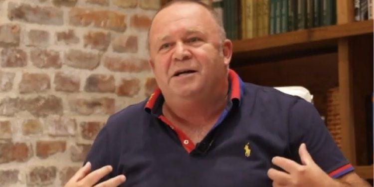 Gjergj Luca kërkesë befasuese për politikanët e korruptuar: Mos i çoni në burg, sillini tek…