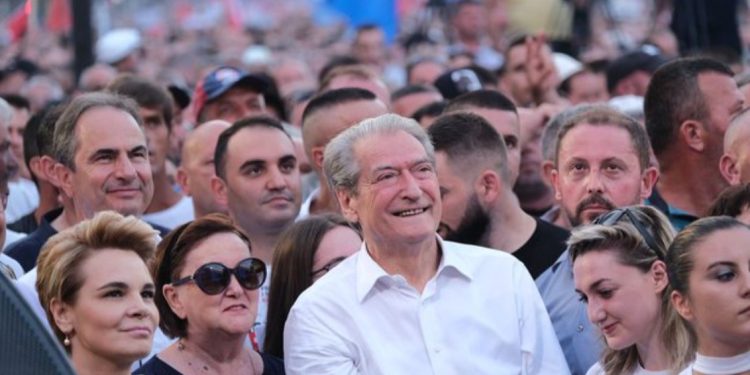 Kush është deputeti që “tradhton” Bashën, i bashkohet protestës së Berishës