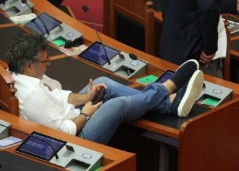 Pamje të turpshme! Edi Paloka shtrihet në Kuvend, ngre këmbët sipër tavolinës….