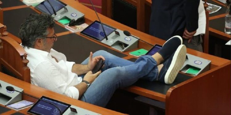 Pamje të turpshme! Edi Paloka shtrihet në Kuvend, ngre këmbët sipër tavolinës….