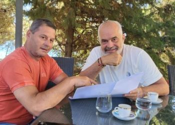 Rama i kujtoi se ka qenë polic, Pjerin Ndreu “kapet” me kryeministrin, ja replikat
