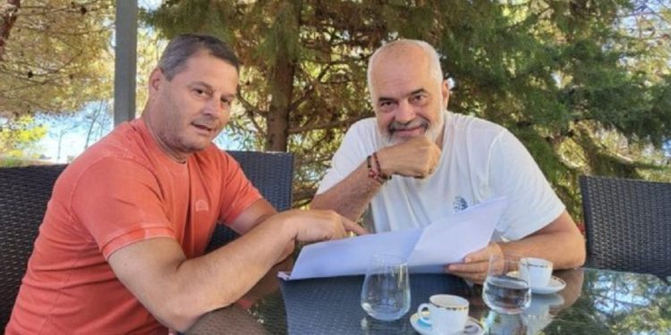 Rama i kujtoi se ka qenë polic, Pjerin Ndreu “kapet” me kryeministrin, ja replikat