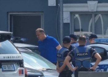 VIDEO/ Me pranga në duar dhe i rrethuar nga policia, momenti kur arrestohet Ilir Beqaj