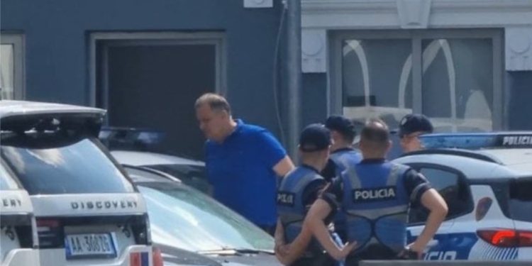 VIDEO/ Me pranga në duar dhe i rrethuar nga policia, momenti kur arrestohet Ilir Beqaj