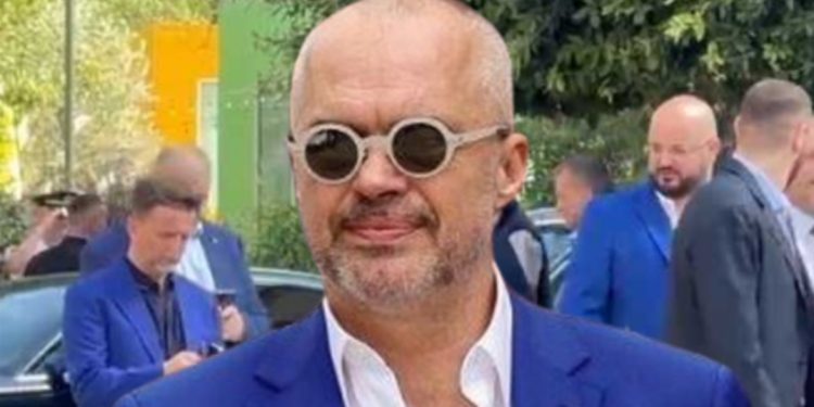 Socialistët “surprizojnë” Edi Ramën për ditlindje/ Ministra e deputetë në RRESHT për…