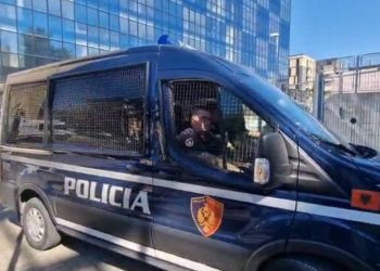 VIDEO/ I mbyllur në kafazin me hekura te furgoni i policisë, Ilir Beqaj dërgohet në…