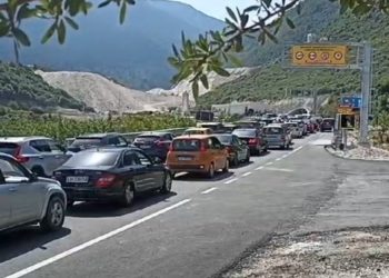 Hapja e tunelit të Llogarasë dynd pushuesit në plazhet e jugut, trafik kilometrik…