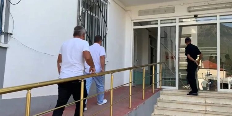 Dyshohet se janë helmuar/ Mbi 20 persona përfundojnë në spital në qytetin…