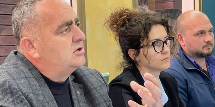 Takimi 4 minuta në Washington, gazeta Greke zbulon si u vendos për lejen e Fredi Belerit