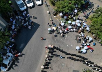 Berisha braktiset nga militantët, më shumë kalimtarë dhe policë sesa protestues para bashkisë…