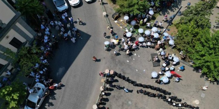 Berisha braktiset nga militantët, më shumë kalimtarë dhe policë sesa protestues para bashkisë…