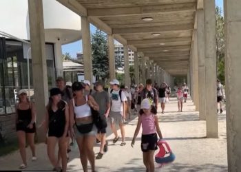 Ky qytet i Shqipërisë është plot, muaji korrik ka sjellë më shumë pushues nga…