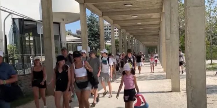 Ky qytet i Shqipërisë është plot, muaji korrik ka sjellë më shumë pushues nga…
