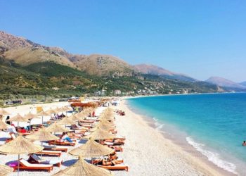 Po “thith” turistë, ky është plazhi në Jug të Shqipërisë me çmime të lira…