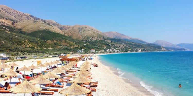 Po “thith” turistë, ky është plazhi në Jug të Shqipërisë me çmime të lira…