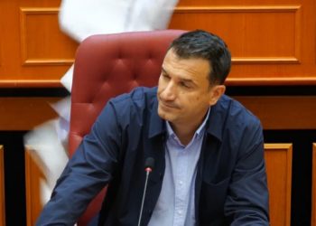 VIDEO/ “Plas” sherri në Këshillin Bashkiak, opozita qëllon Erion Veliajn me…