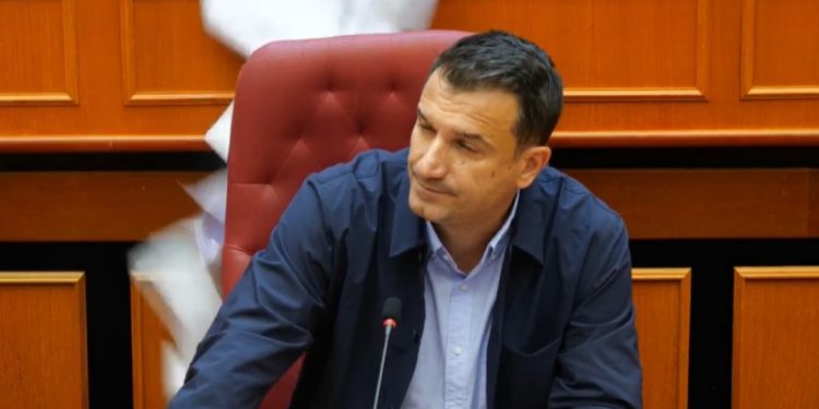VIDEO/ “Plas” sherri në Këshillin Bashkiak, opozita qëllon Erion Veliajn me…