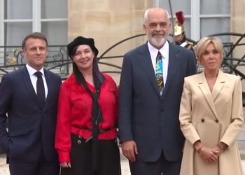 VIDEO/ Rama së bashku me Lindën pritet në Paris nga Macron