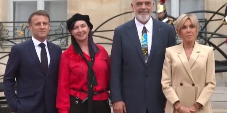 VIDEO/ Rama së bashku me Lindën pritet në Paris nga Macron