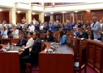 Me zërin që i dridhej Lindita Nikolla njoftoi largimin, deputetët e PS dhe PD bëjnë gjestin prekës…