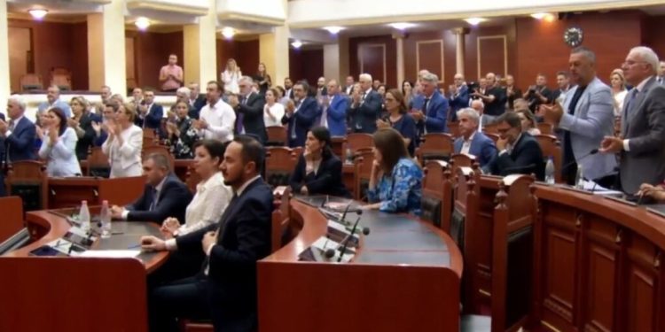 Me zërin që i dridhej Lindita Nikolla njoftoi largimin, deputetët e PS dhe PD bëjnë gjestin prekës…