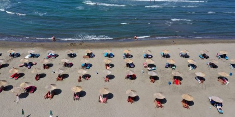 Ky është plazhi më i lirë në Shqiperi, çadra kushton vetëm 300 lekë…