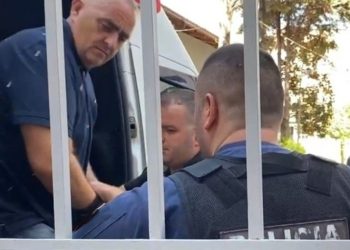 NUK DI TË NDALET! Po kërkon lirinë, me pranga në duar Fredi Beleri shkon në…
