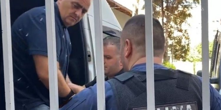 NUK DI TË NDALET! Po kërkon lirinë, me pranga në duar Fredi Beleri shkon në…