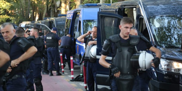 Protesta e Berishës, shikoni çfarë po ndodh rreth godinës së Kryeministrisë…