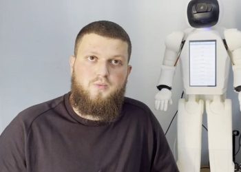 E bujshme/ Kush është 19-vjeçari nga Pogradeci që ndërton robotin i cili flet shqip…