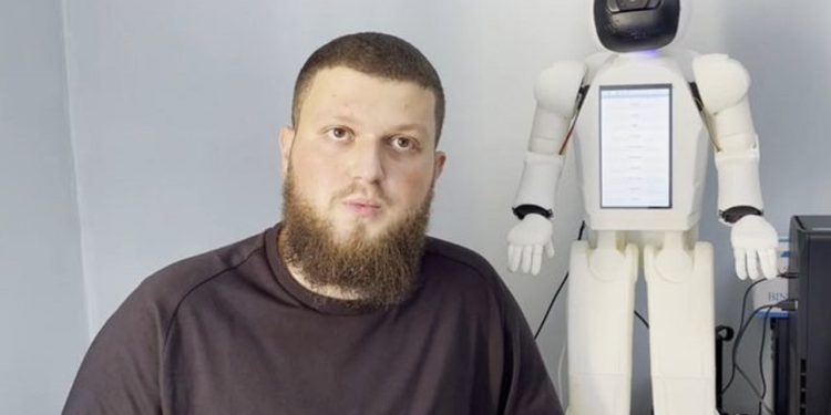 E bujshme/ Kush është 19-vjeçari nga Pogradeci që ndërton robotin i cili flet shqip…