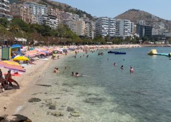 Bregdeti i mbushur plot! Mbi 250 mijë pushues nga Gjiri i Lalëzit në Golem, deri në shtator…