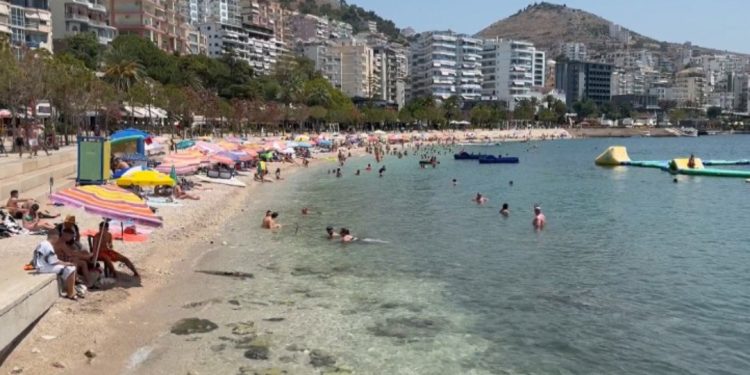 Bregdeti i mbushur plot! Mbi 250 mijë pushues nga Gjiri i Lalëzit në Golem, deri në shtator…