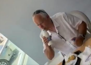 VIDEO/ Gjikuria i braktisur ditën e votimit, shfaqet duke ngrënë byrek i vetëm! Asnjë…